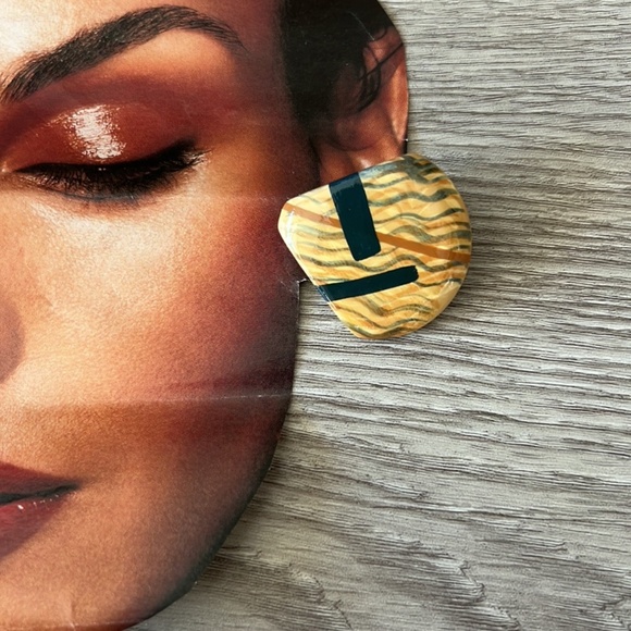 80s Artisan Round/ triangular wood Clip Earrings - Green, yellow, and grey - Picture 3 of 8